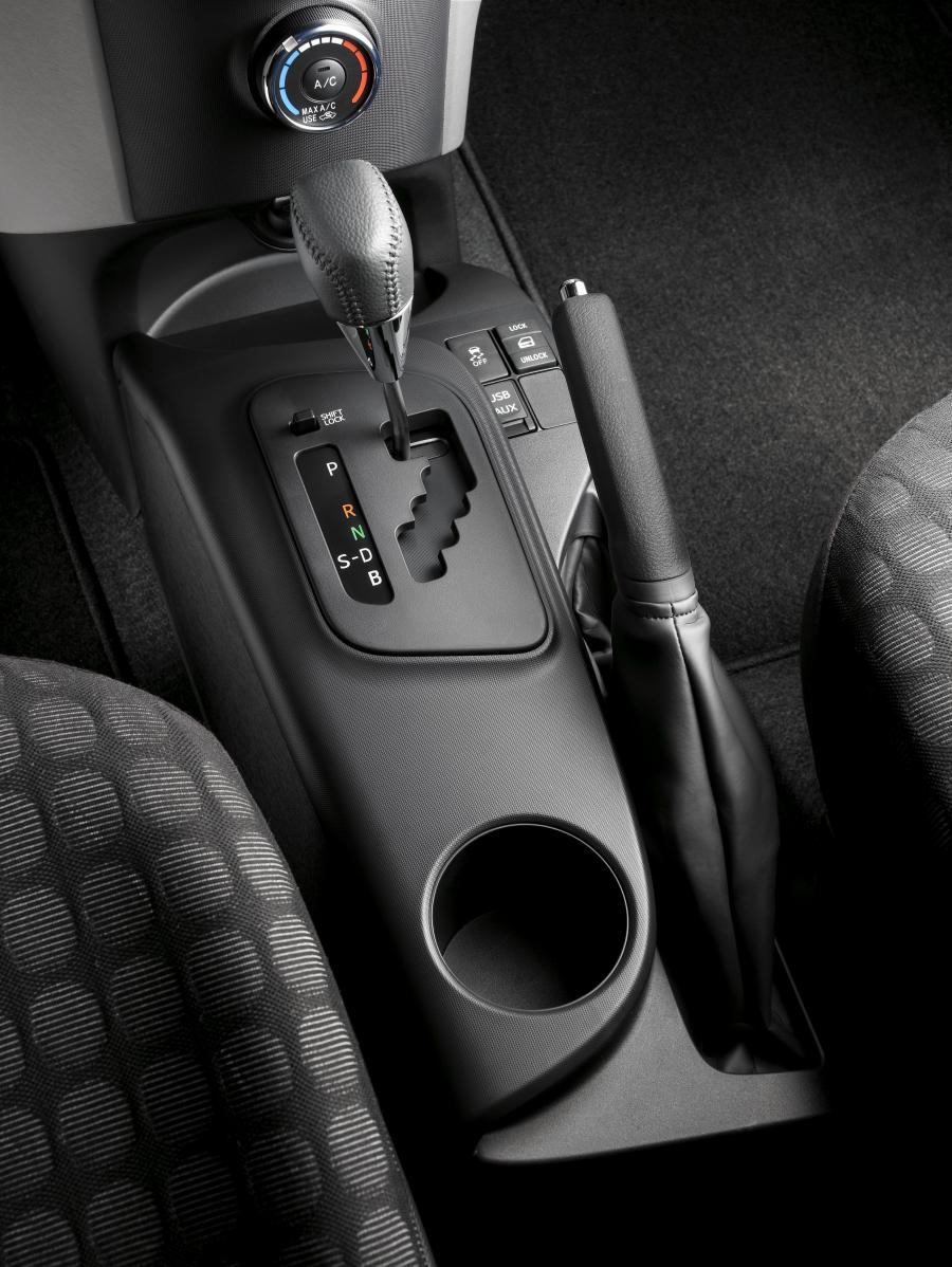 Детали интерьера Scion iQ 2011 года  (фото 9 из 42)